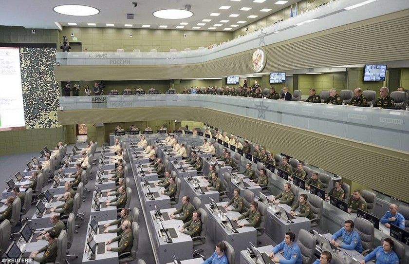 Από αυτή την αίθουσα – «φρούριο» εξαπολύει ο Πούτιν τις επιθέσεις κατά των τζιχαντιστών (photos)