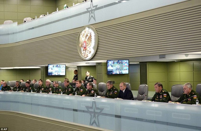 Από αυτή την αίθουσα – «φρούριο» εξαπολύει ο Πούτιν τις επιθέσεις κατά των τζιχαντιστών (photos)