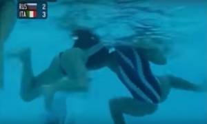 Εντυπωσιακές εικόνες: Τι συμβαίνει κάτω από το νερό σε έναν αγώνα γυναικείου πόλο (vid)