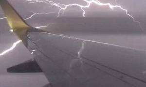 Τρόμος στον αέρα: Κεραυνός χτυπά αεροπλάνο εν πτήσει! (video)