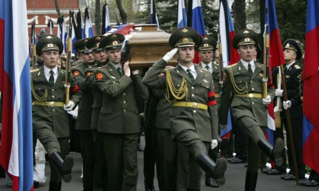 Με στρατιωτικές τιμές κηδεύτηκε ο Ρώσος πεζοναύτης που σκοτώθηκε στη Συρία (video)
