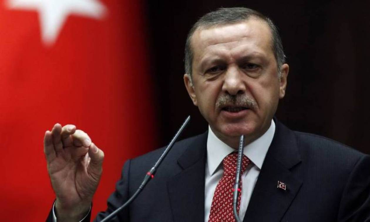 Άφησαν έξω από την τουρκική πρεσβεία φέρετρο με ομοίωμα του Ερντογάν