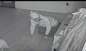 Ανατριχιαστικό βίντεο: Κλέφτης με μαχαίρι εισέβαλε στην κρεβατοκάμαρα ενώ ο ιδιοκτήτης κοιμόταν