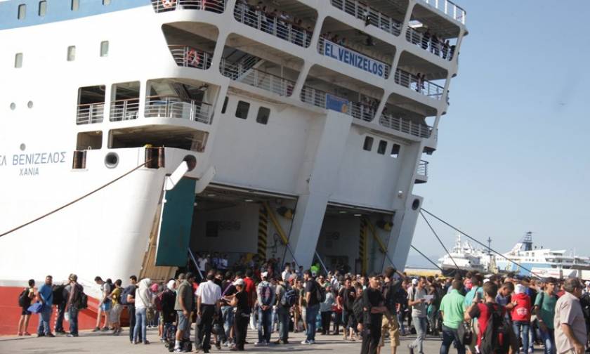 Λιμάνι Πειραιά: Σχεδόν 2.000 πρόσφυγες έφτασαν σήμερα από Μυτιλήνη, Σάμο και Χίο