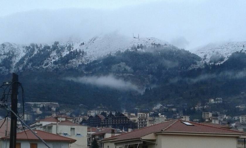 Έπεσαν τα πρώτα χιόνια: Στα «λευκά» Βελούχι και Παρνασσός – Δείτε εντυπωσιακές φωτογραφίες