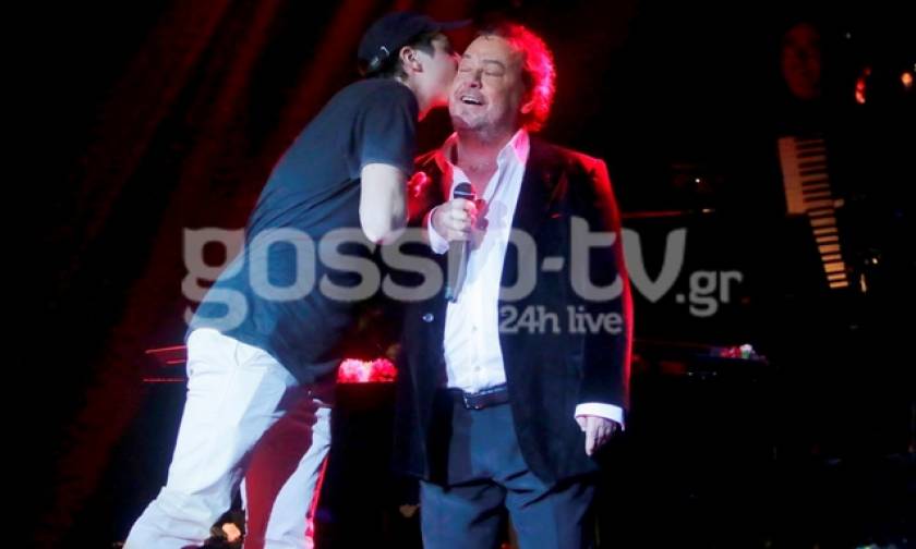 Το φιλί επί σκηνής του μικρότερου γιου του Γιάννη Πάριου στον μπαμπά του! Δείτε τον!