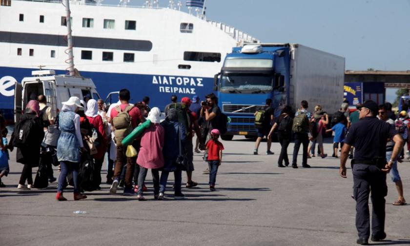 At least 3,000 refugees arrive at Piraeus port on Monday (30/11)