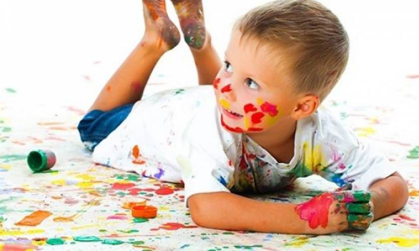 Δείτε πώς μπορούν τα παιδιά να χρησιμοποιήσουν χρώματα και κόλλα χωρίς να χρειαστεί να καθαρίσετε!