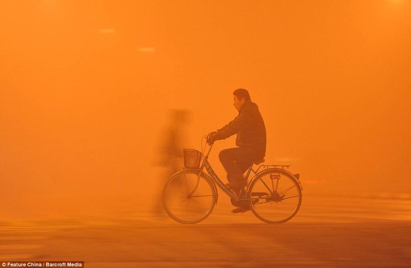 Συγκλονιστικές εικόνες: Το Πεκίνο «πνίγεται» στην αιθαλομίχλη (photos)