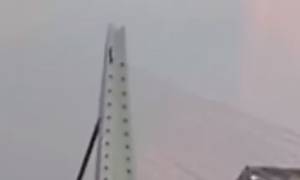 Επιχείρησε να κάνει σκέιτ σε καλώδιο γέφυρας και έπεσε από τα 140 μέτρα! (video)