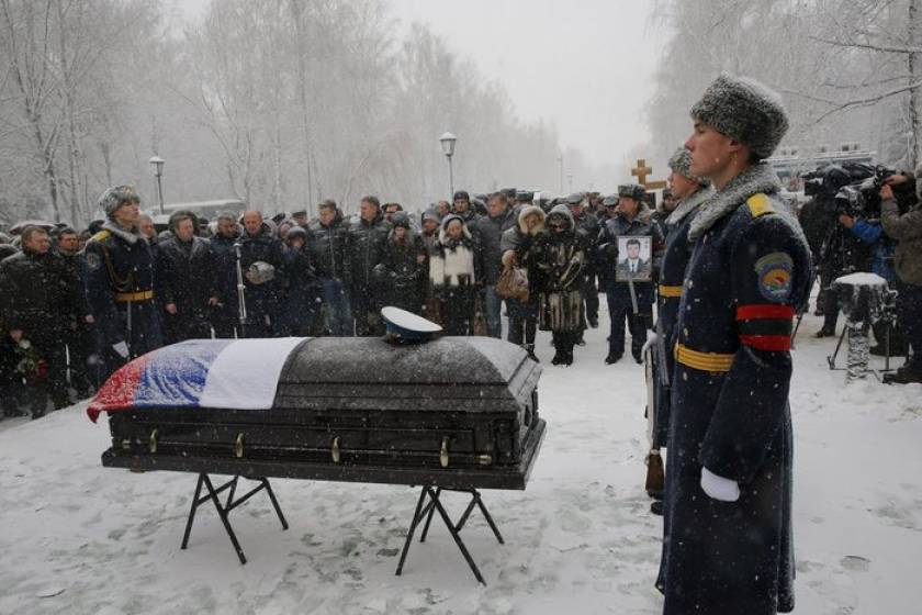 Στην Αλέα των Ηρώων παρουσία χιλιάδων πολιτών κηδεύτηκε ο Ρώσος πιλότος (photos+videos)