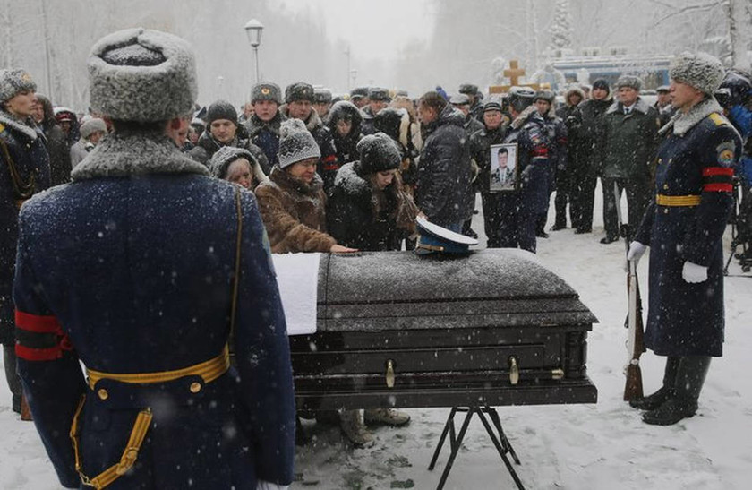 Στην Αλέα των Ηρώων παρουσία χιλιάδων πολιτών κηδεύτηκε ο Ρώσος πιλότος (photos+videos)