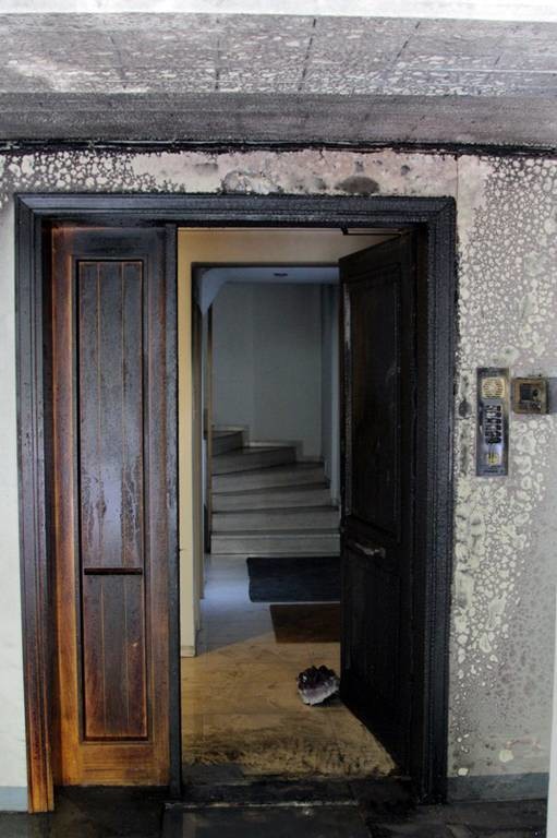 Εικόνες από την εμπρηστική επίθεση στο σπίτι του Κώστα Λαλιώτη