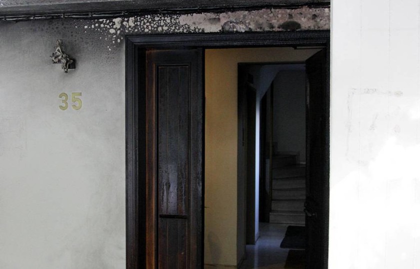 Εικόνες από την εμπρηστική επίθεση στο σπίτι του Κώστα Λαλιώτη