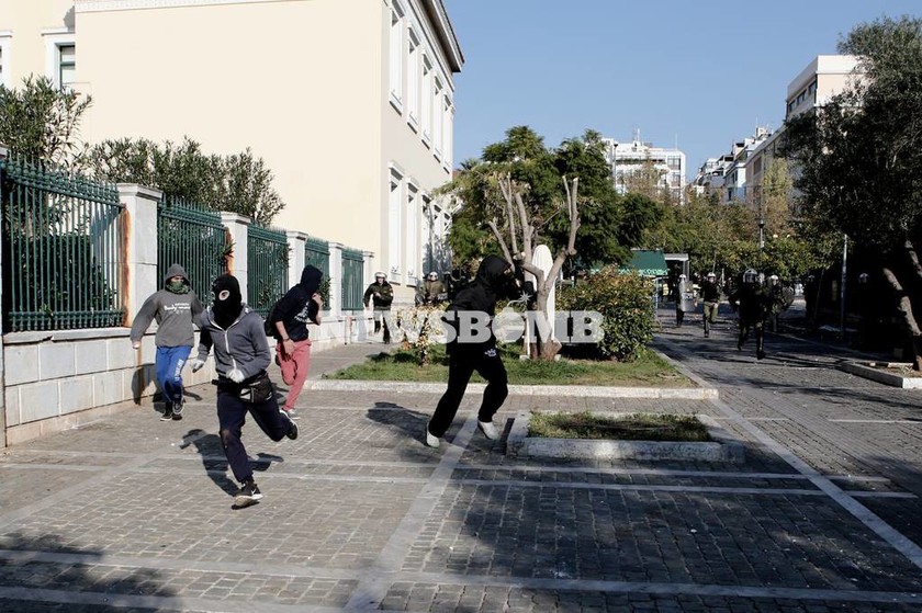 Γρηγορόπουλος: Πετροπόλεμος στα Προπύλαια (photos)