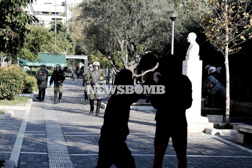 Γρηγορόπουλος: Πετροπόλεμος στα Προπύλαια (photos)