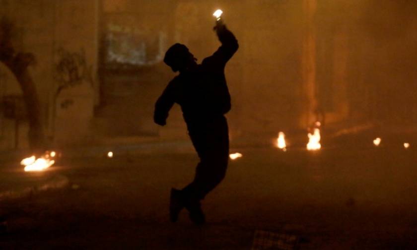 Επέτειος Γρηγορόπουλου: «Πνίγηκαν» στα δακρυγόνα και στις μολότοφ τα Εξάρχεια (video)