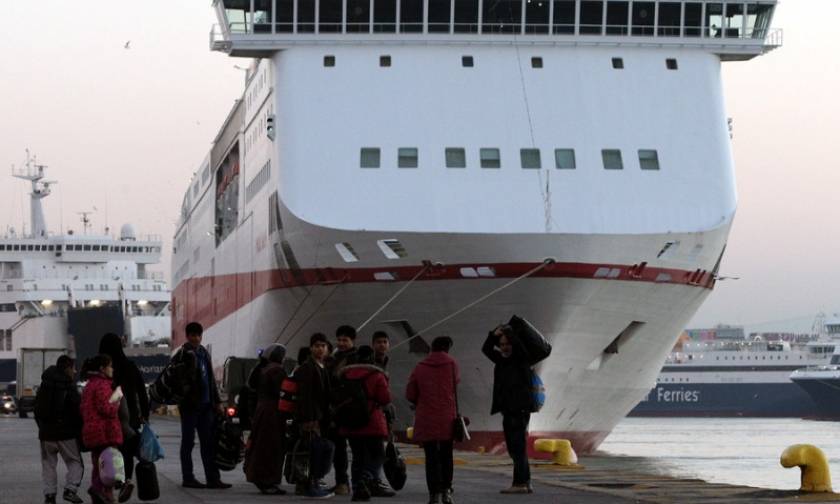 Πειραιάς: Δύο πλοία αποβίβασαν σήμερα περισσότερους από 2.200 πρόσφυγες στο λιμάνι