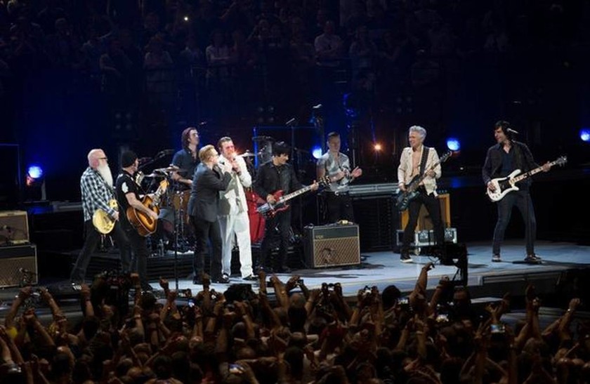 Eagles of Death και U2 μαζί στο πληγωμένο Παρίσι (photos + video)