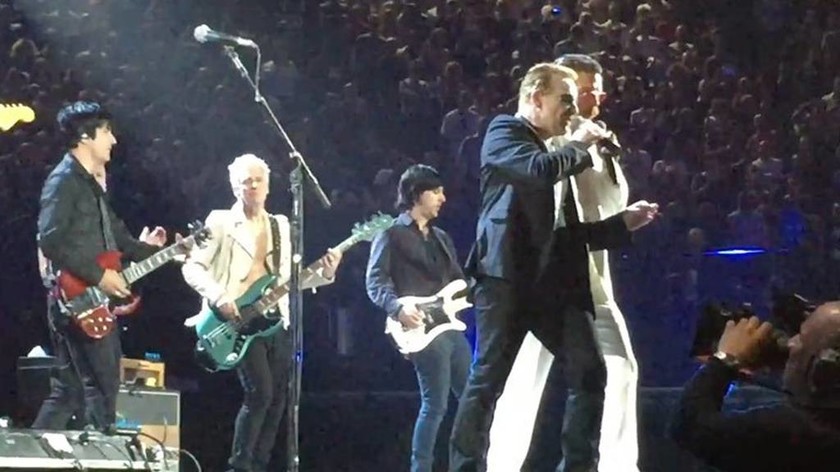 Eagles of Death και U2 μαζί στο πληγωμένο Παρίσι (photos + video)
