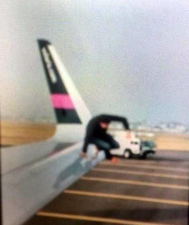 Απίστευτες σκηνές στο Μεξικό: Επιβάτης πήδηξε από την πόρτα αεροπλάνου… (photos)