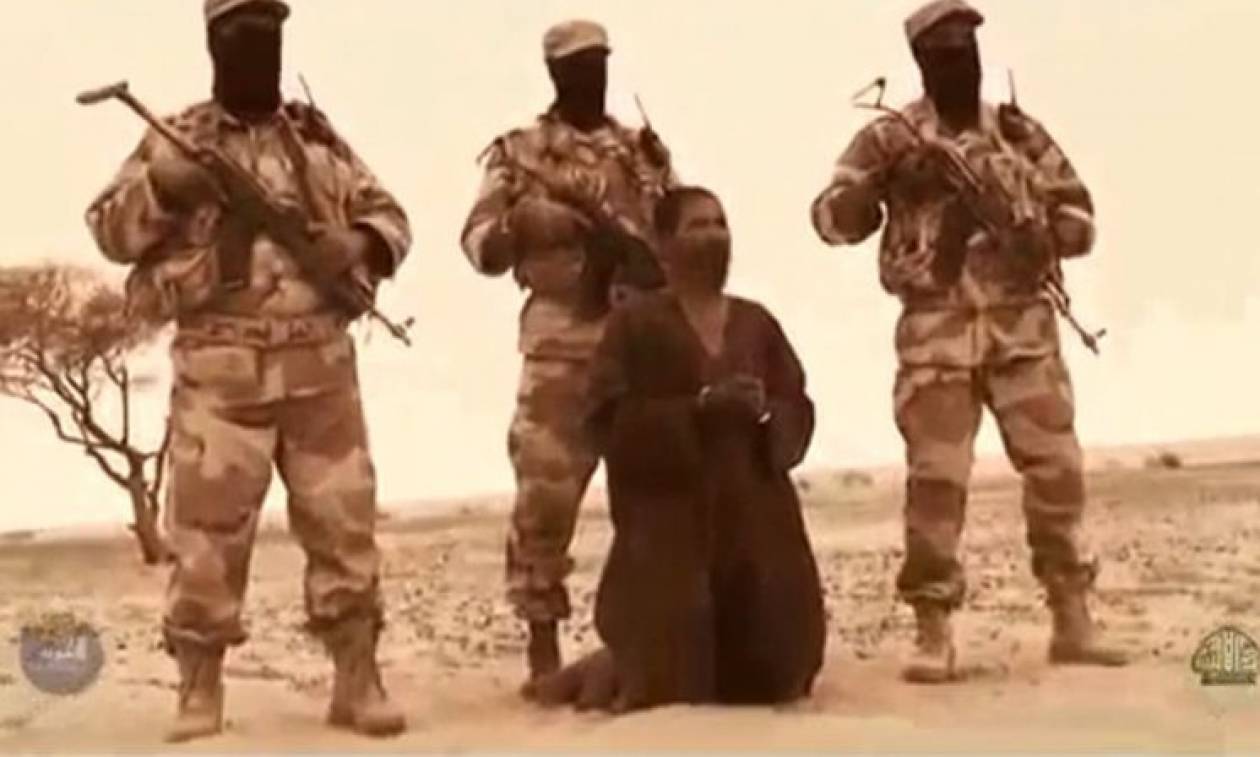 Σκληρές εικόνες: Παρακλάδι της αλ Κάιντα εκτελεί «κατάσκοπο» (video)