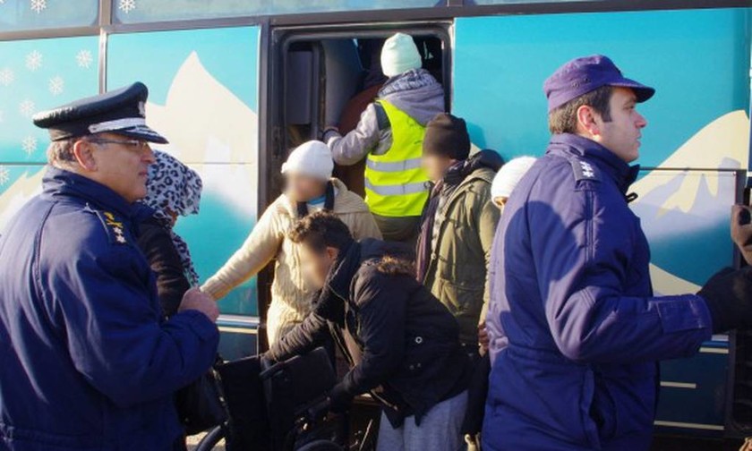 Ειδομένη: Έφτασαν τα πρώτα λεωφορεία με μετανάστες στην Αθήνα