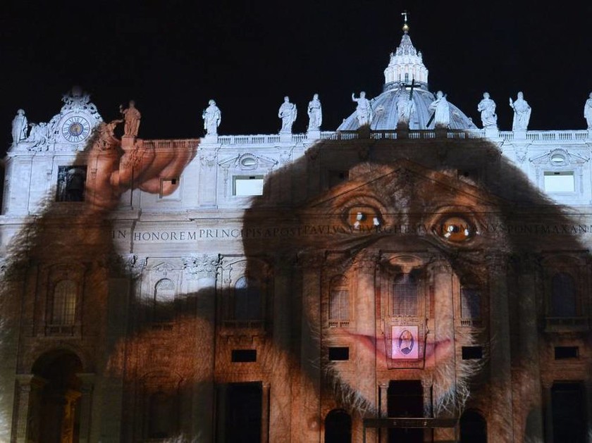 Βατικανό: Μαγικές εικόνες από τον πλανήτη στο ναό του Αγίου Πέτρου (pics+vid)