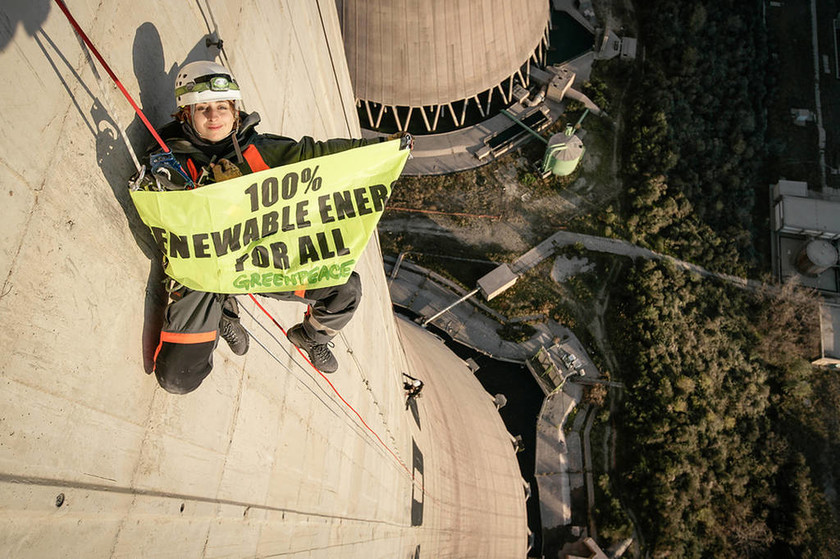 Συνελλήφθησαν οι ακτιβιστές της Greenpeace που είχαν σκαρφαλώσει σε πύργο ψύξης της ΔΕΗ