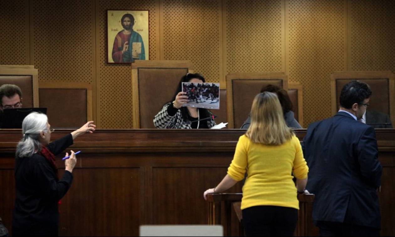 Δίκη Χ.Α.: Έντονοι διαξιφισμοί στην εξέταση αυτόπτη μάρτυρα της δολοφονίας Φύσσα - Έξαλλη η Πρόεδρος