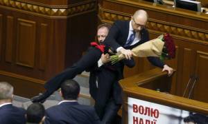 Ξύλο στην ουκρανική Βουλή: Κατέβασε σηκωτό τον πρωθυπουργό από το βήμα! (videos)