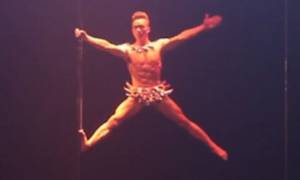 Απίστευτο βίντεο: Ο καλύτερος χορευτής pole dancing είναι… άνδρας!
