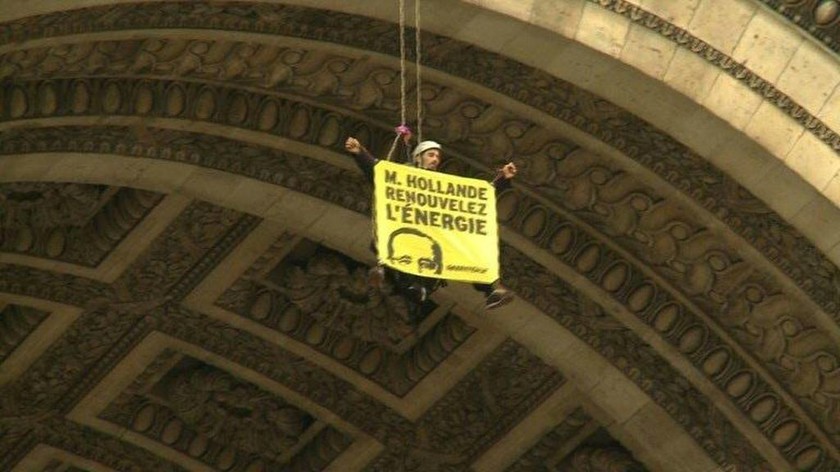 Ακτιβιστές της Greenpeace «κιτρίνισαν» τον δρόμο γύρω από την Αψίδα του Θριάμβου (pics)