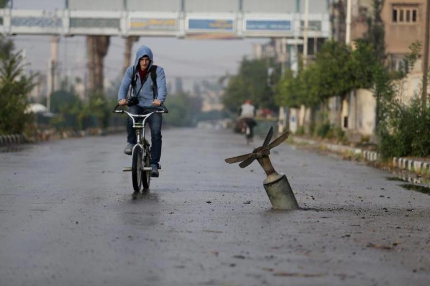 Ποδηλάτης περνά δίπλα από διαλυμένη βόμβα, Δαμασκός 5 Νοεμβρίου 2015