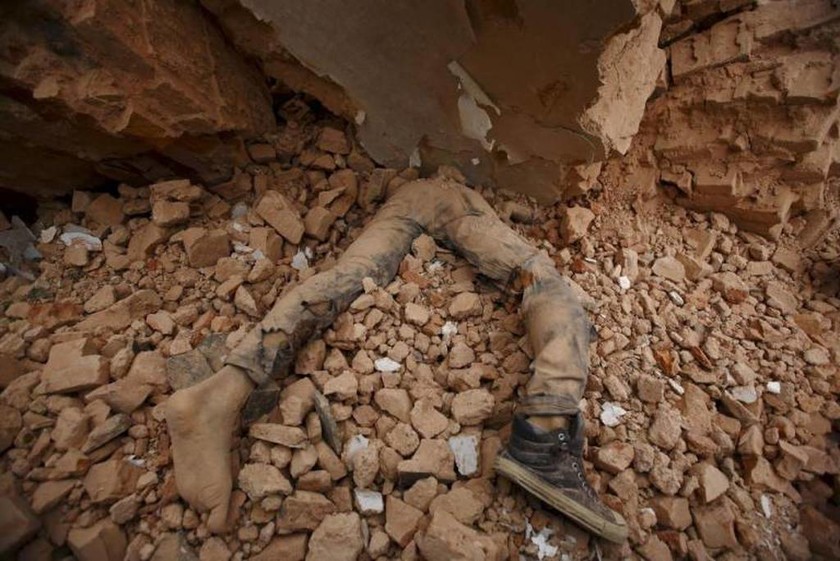 Παγιδευμένο σώμα στα συντρίμμια μετά από σεισμό, Νεπάλ 25 Απριλίου 2015 