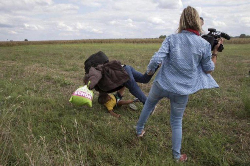 Εικονολήπτρια βάζει τρικλοποδιά και κλωτσάει πρόσφυγες, Ουγγαρία 8 Σεπτεμβρίου 2015