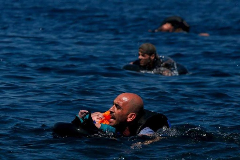 Σύρος πρόσφυγας κολυμπάει με το μωρό στην ακτή, Λέσβος 12 Σεπτεμβρίου