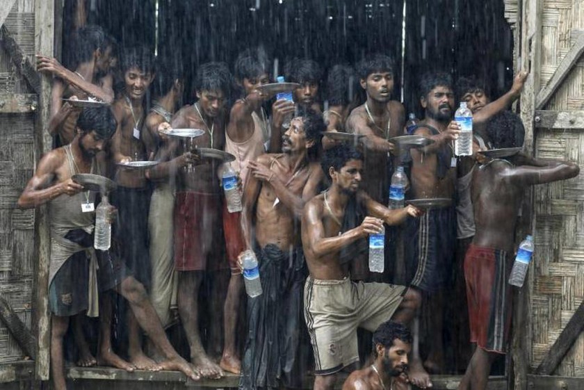 Μετανάστες, συλλέγουν το βρόχινο νερό σε καταφύγιο, Μιανμάρ 4 Ιουνίου 2015 