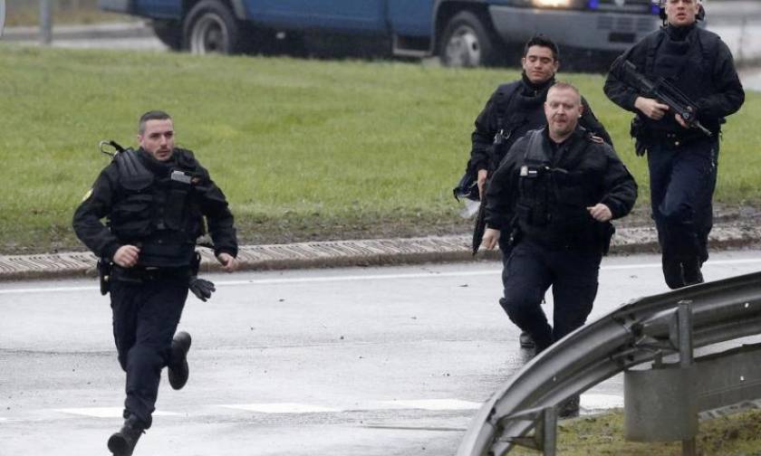 Παρίσι: Επίθεση με κοπίδι από άνδρα επικαλούμενο το ISIS