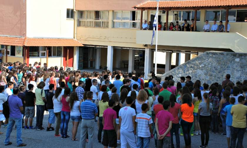 Προκαλεί η Νεολαία ΣΥΡΙΖΑ: Καταργήστε την πρωινή προσευχή από τα σχολεία!