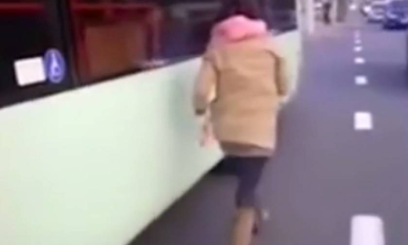 Το βίντεο που κάνει θραύση – Το κόλπο μιας λαθρεπιβάτισσας για να γλιτώσει το πρόστιμο!