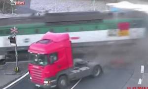 Τύχη… φορτηγό: Δείτε πώς γλίτωσε από τρένο και βέβαιο θάνατο! (video)