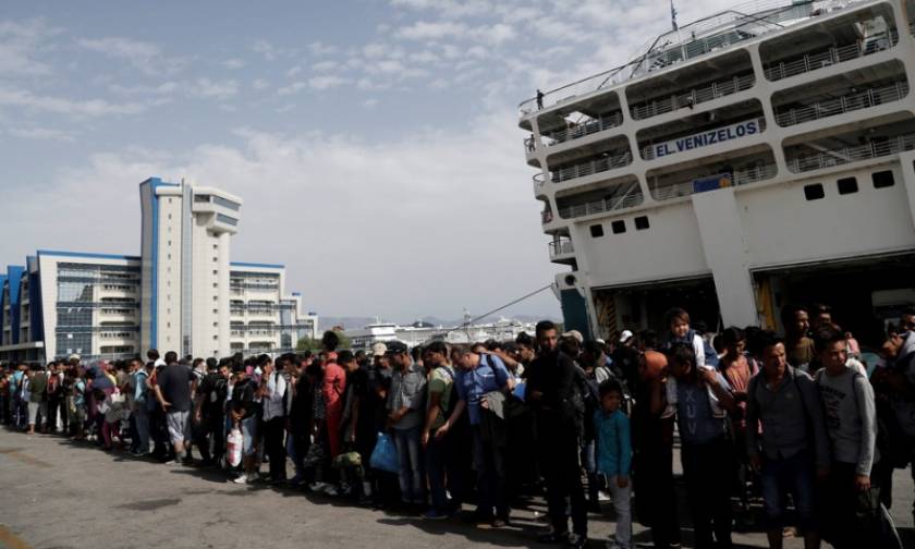 Χιλιάδες πρόσφυγες αποβιβάστηκαν και σήμερα στο λιμάνι του Πειραιά