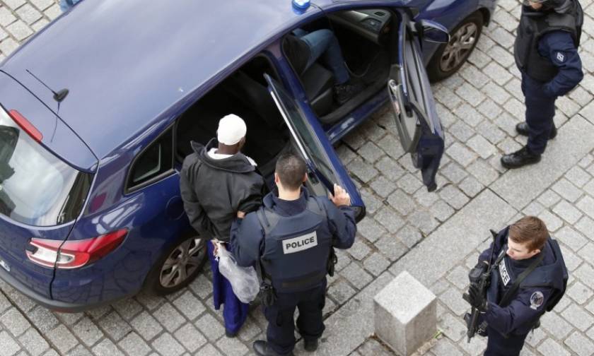 Σύλληψη άνδρα που σχετίζεται με τις τρομοκρατικές επιθέσεις στο Παρίσι