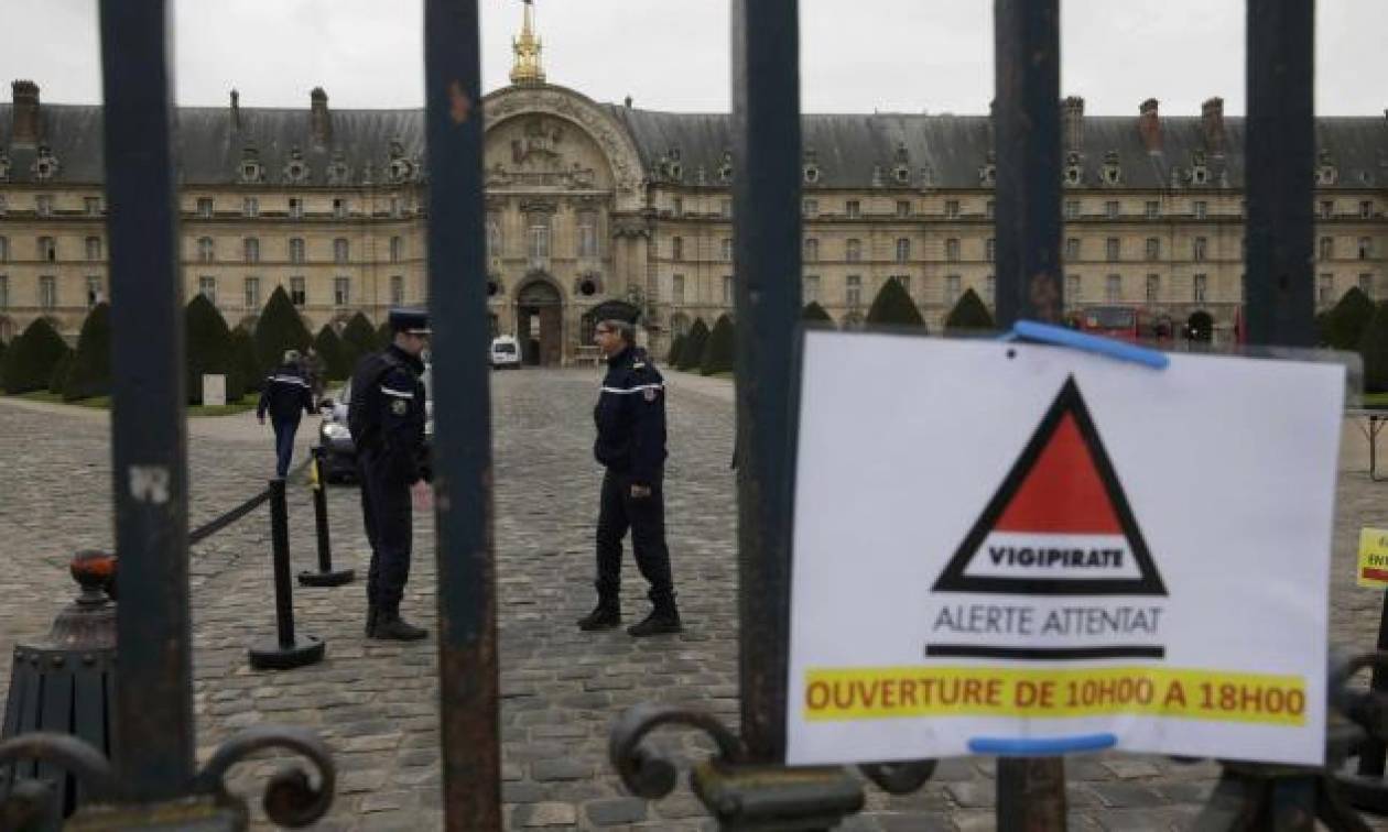 Παρίσι: Αστυνομικός άνοιξε πυρ όταν οδηγός προσπάθησε να εισβάλει σε τουριστικό αξιοθέατο