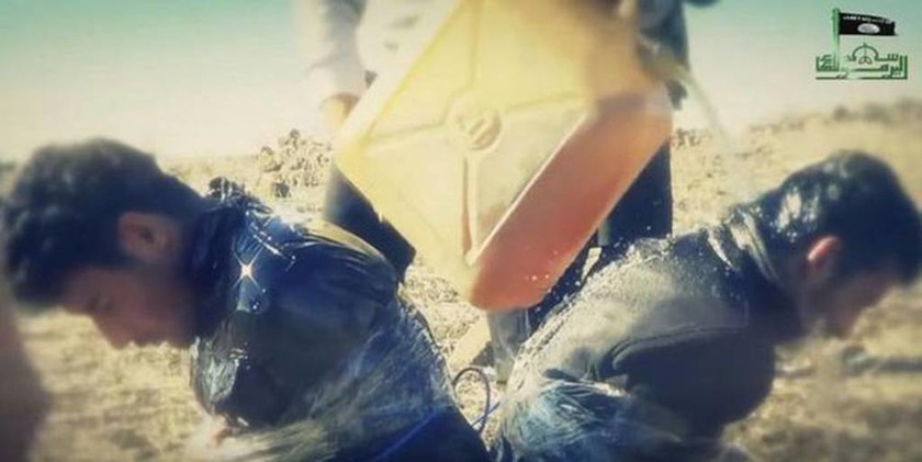 Νέο αρρωστημένο βίντεο: Τζιχαντιστές ανατίναξαν αιχμαλώτους με εκρηκτικά (σκληρές εικόνες)