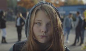 Το συγκλονιστικό βίντεο για το βιασμό που κάνει το γύρο του κόσμου