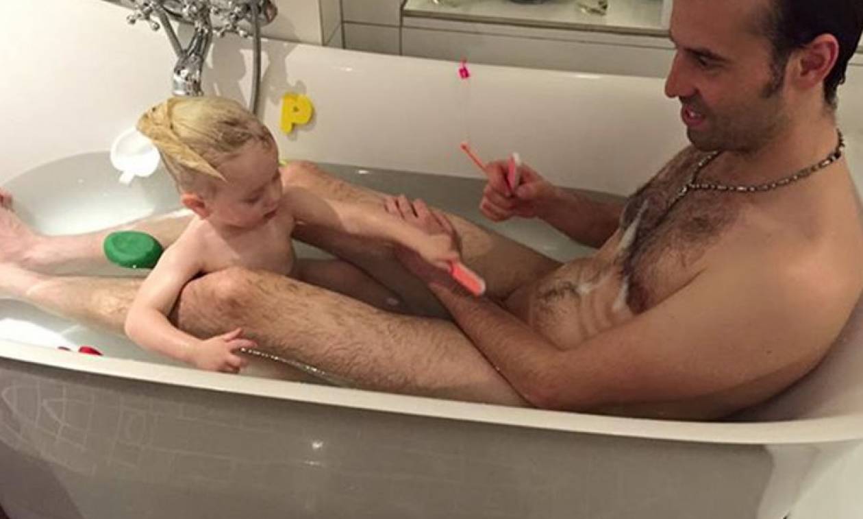Σάλος στο διαδίκτυο με τη φωτογραφία Δανού κωμικού που κάνει μπάνιο μαζί με τη δίχρονη κόρη του