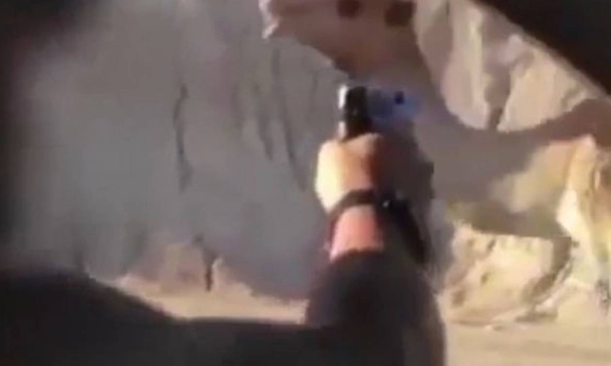 Στρατιώτες πυροβολούν και σκοτώνουν καμήλα... για πλάκα! (σκληρό βίντεο)