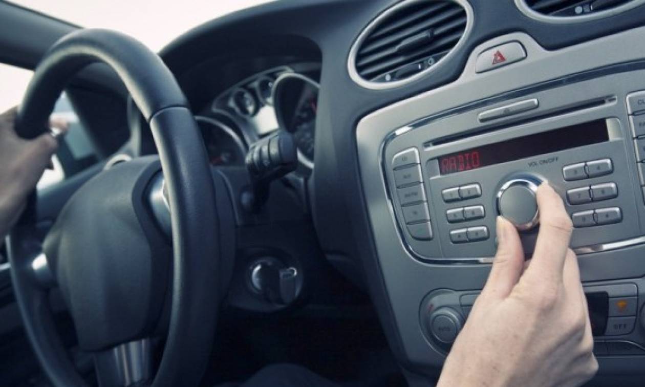 Εσείς χαμηλώνετε το ραδιόφωνο όταν παρκάρετε το αυτοκίνητό σας – Αν ναι, δείτε γιατί!